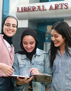 Three students discuss about Liberal-Arts-Education