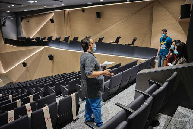 Auk conduct campus tours for new students