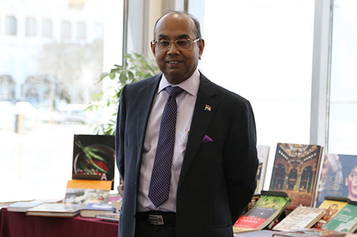 Embassy of india in kuwait makes book donations to auk library