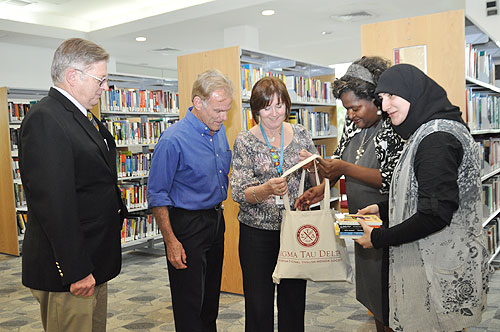 Auk donates to kacch receives award