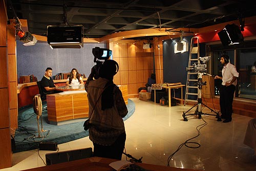 Auk mass communication  media students visit al hadath studios