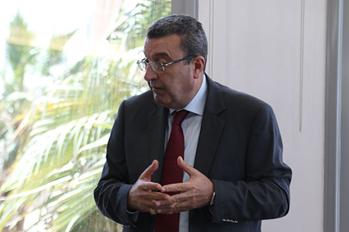 Embassy of india in kuwait makes book donations to auk library