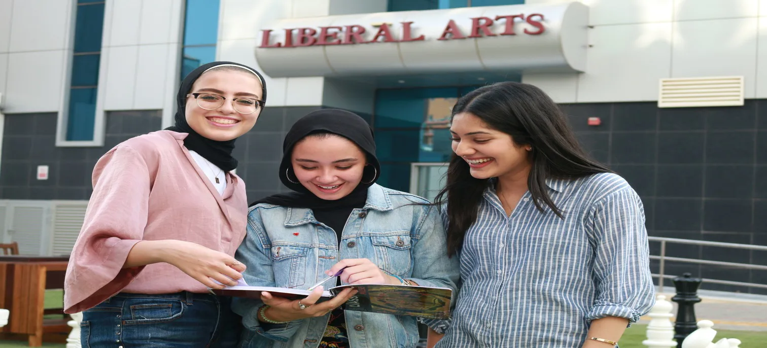 Three students discuss about Liberal-Arts-Education