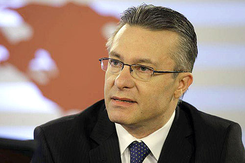 Ambassador Cristian Diaconescu talks at AUK