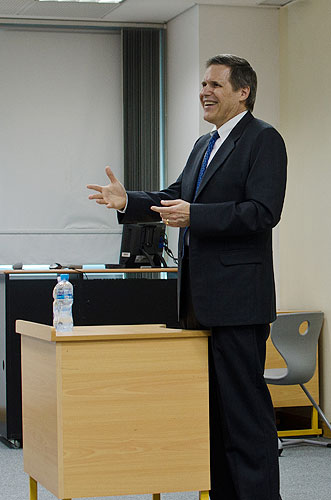 Us ambassador gives lecture on hamlet diplomacy and political interpretations of shakespeare to auk shakespeare class