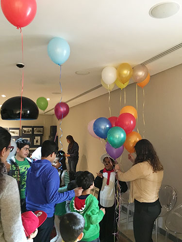 The writing center diwaniya volunteer at dar al athar al islamiyyas dai story time for children at the amricani cultural centre