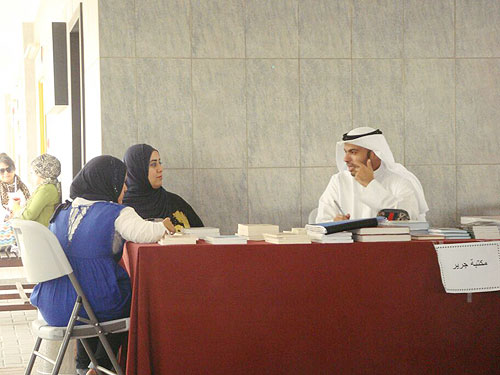 The auk arabic literature club holds its first literary book fair